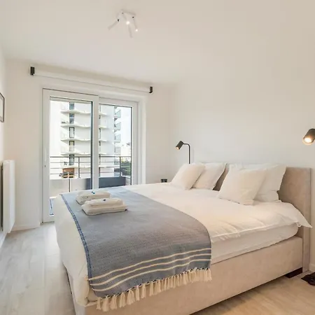 The Waves-luxurious 3bedroom App W Big Terrace & Garage Lejlighed *