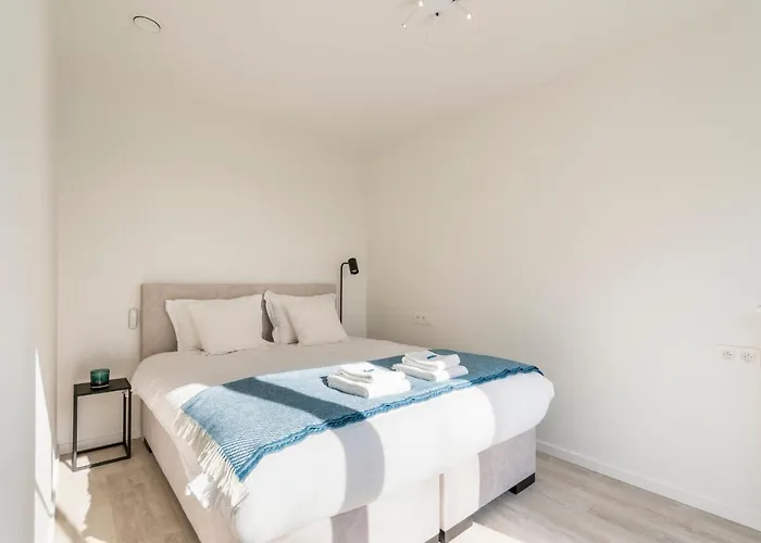 The Waves-luxurious 3bedroom App W Big Terrace & Garage Appartement